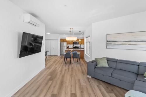 Luxury Lake View Condo in West Kelowna, 5 Star Resort with Pool, Hot Tub and Gym