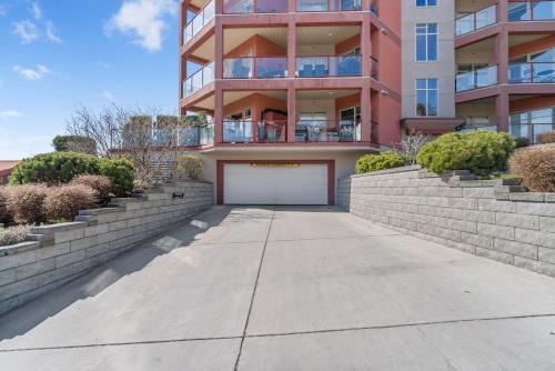 Luxury Lake View Condo in West Kelowna, 5 Star Resort with Pool, Hot Tub and Gym