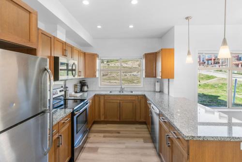 Luxury Lake View Condo in West Kelowna, 5 Star Resort with Pool, Hot Tub and Gym