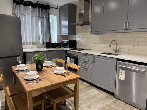 Beautiful 2 Bed Apartment Cricklewood - image 7