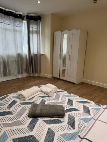 Beautiful 2 Bed Apartment Cricklewood - image 9