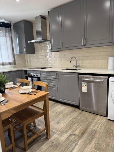 Beautiful 2 Bed Apartment Cricklewood - image 10