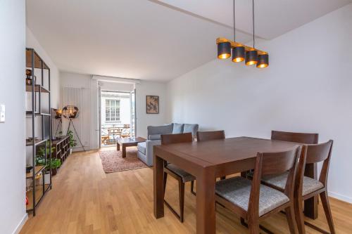 KAYA Zurich Apartment 3A - Downtown 2BR Apt with Balcony