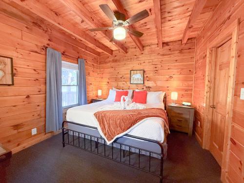 Charming Cabin, Seasonal Decor & Pool, 3min to Pkwy, Grill, GameRoom, Wifi & Workstation, Sleeps 14, Pigeon Forge (foto 7)
