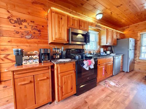 Charming Cabin, Seasonal Decor & Pool, 3min to Pkwy, Grill, GameRoom, Wifi & Workstation, Sleeps 14, Pigeon Forge (foto 8)