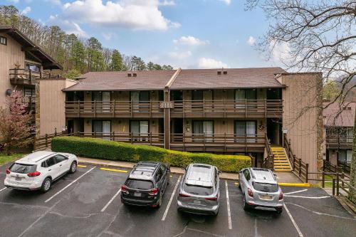FREE Dollywood ticket & more, second level condo w king bed loft near Forbidden Caverns