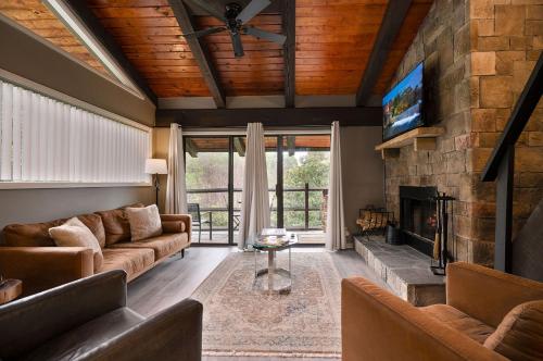 FREE Dollywood ticket & more, second level condo w king bed loft