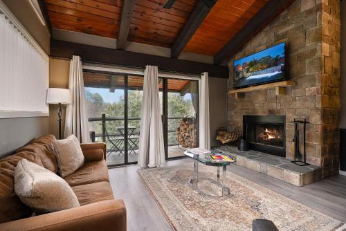 FREE Dollywood ticket & more, second level condo w king bed loft near Forbidden Caverns