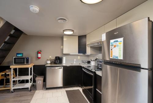 FREE Dollywood ticket & more, second level condo w king bed loft near Forbidden Caverns