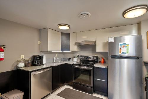 FREE Dollywood ticket & more, second level condo w king bed loft near Forbidden Caverns