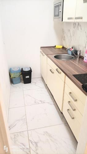 ห้องครัว, FMI174 Apartment in นอย-อิเซนบูร์ก