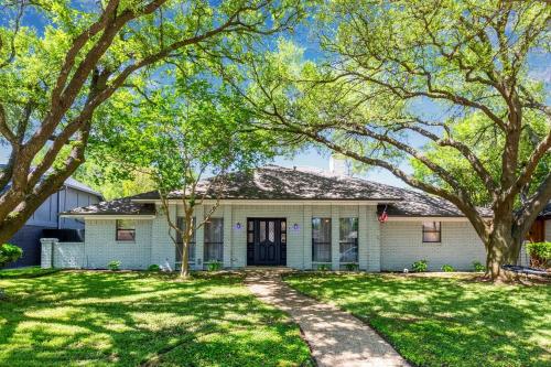 Modern Home with a Firepit, Heated Pool & Spa in Lake Highlands
