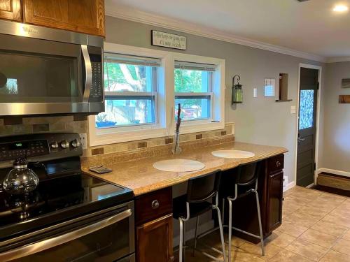 Quaint Cottage - Kansas City Area in 雷鎮