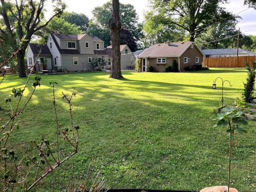 Quaint Cottage - Kansas City Area in 雷鎮