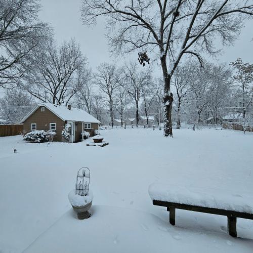 Quaint Cottage - Kansas City Area in 雷鎮