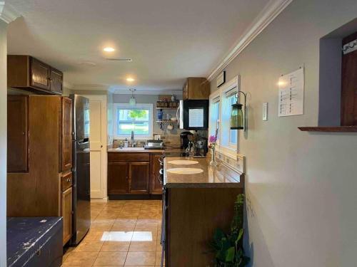 Quaint Cottage - Kansas City Area in 雷鎮