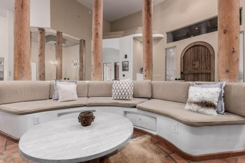Relaxing 3BR Haven with Pool and BBQ for Family Time, Mesa (foto 8)