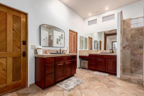 Relaxing 3BR Haven with Pool and BBQ for Family Time