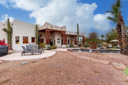 Relaxing 3BR Haven with Pool and BBQ for Family Time