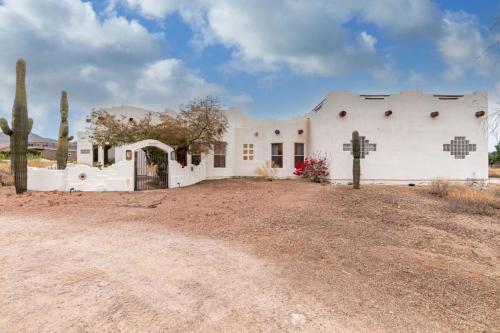 Relaxing 3BR Haven with Pool and BBQ for Family Time