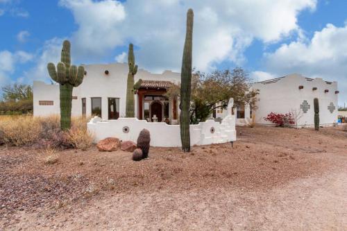 Relaxing 3BR Haven with Pool and BBQ for Family Time