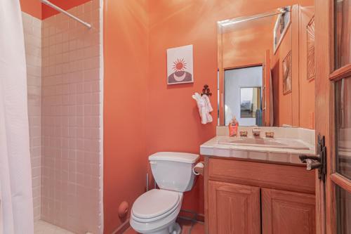 Relaxing 3BR Haven with Pool and BBQ for Family Time