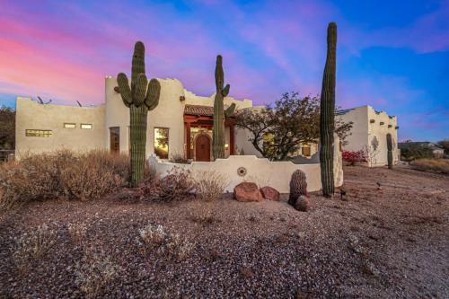 Relaxing 3BR Haven with Pool and BBQ for Family Time