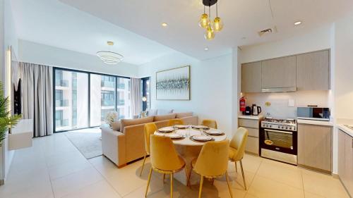 Vacationer Holiday Homes I Elegant 2 Bed I Pool with Iconic Burj Khalifa View, Dubai