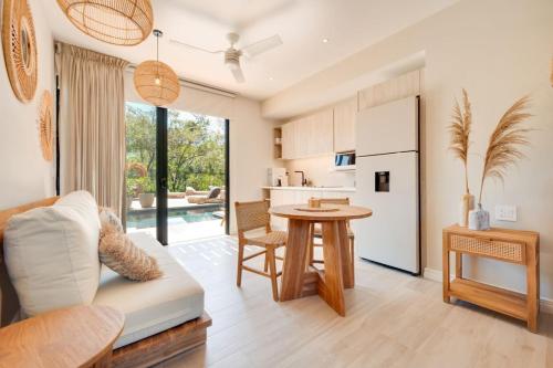 The Bungalows #2 - Boutique Hotel in Flamingo Beach - Top Level Studio in Playa Flamingo