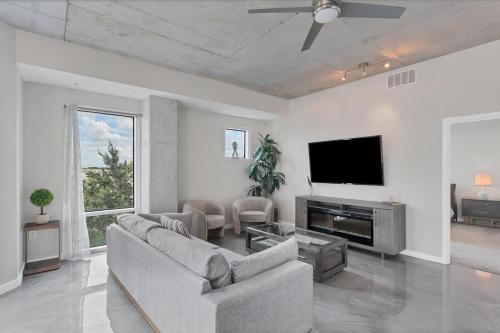 Modern 3 bedroom condo in downtown w free parking – khách sạn tại Trung tâm Orlando