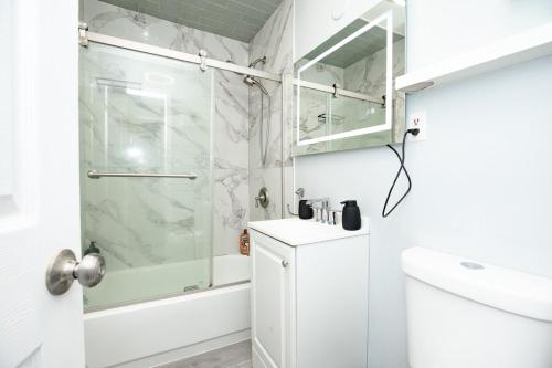 Modern 2BR - Unit 1 - Yard, Laundry, Smart TV