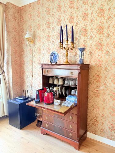 LUXURIOUS classical dutch styled ROOM in city centre of The Hague - HOME STAY, Гаага (фото 5)