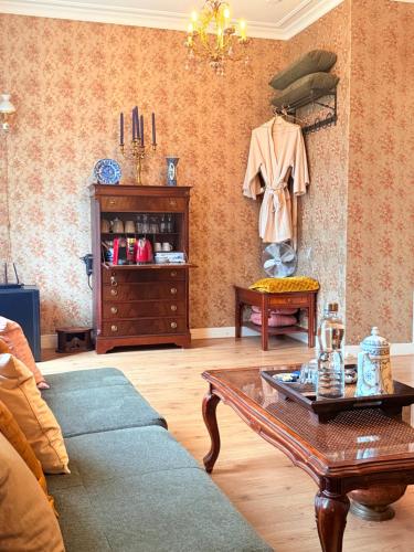LUXURIOUS classical dutch styled ROOM in city centre of The Hague - HOME STAY, Гаага (фото 6)