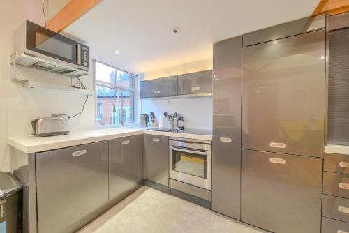 Central Two Bedroom Apartments St Albans By Central Stays Short Lets & Serviced Accommodation With Free Parking - 6