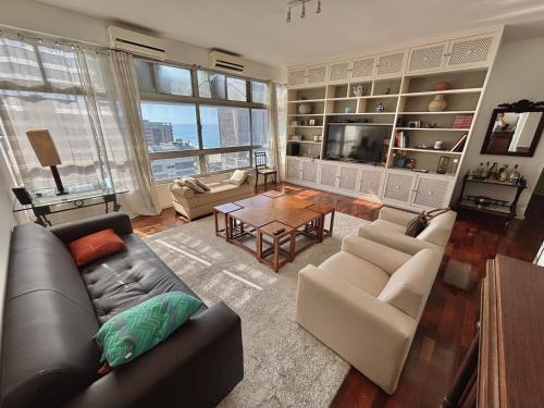 Spacious 4 Bedroom Apartment at Leblon Beach with Sea View