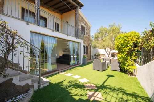 Veranda with Jacuzzi & BBQ 1 minute from the Beach
