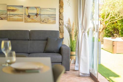 Veranda with Jacuzzi & BBQ 1 minute from the Beach, Capo Comino (foto 3)