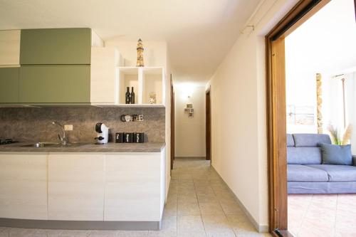 Veranda with Jacuzzi & BBQ 1 minute from the Beach, Capo Comino (foto 6)