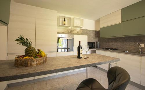 Veranda with Jacuzzi & BBQ 1 minute from the Beach, Capo Comino (foto 8)
