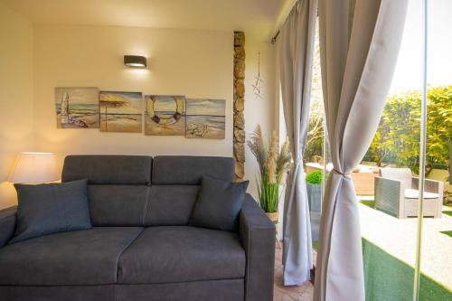 Veranda with Jacuzzi & BBQ 1 minute from the Beach, Capo Comino (foto 10)