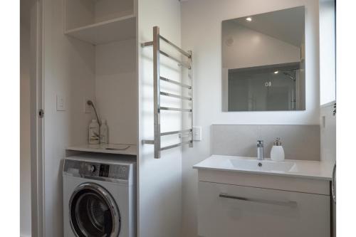 Handy Hideaway - on Main in Tawa - image 4
