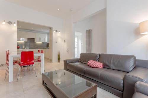 Bright Modern Large 1 Bed Flat in Battersea Clapham Junction, Londyn