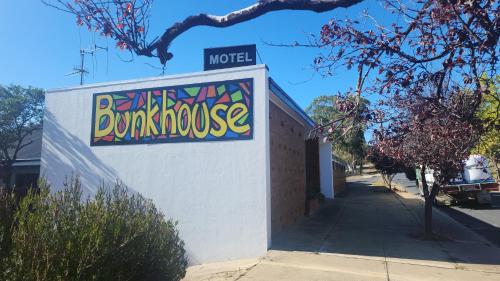 Exterior view of Bunkhouse Motel Cooma