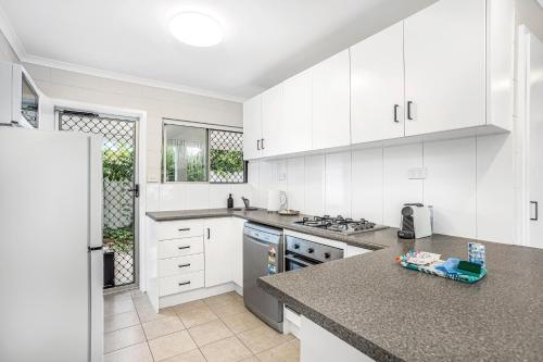 Bright and Spacious Triplex Near Holloways Beach near The Australian Armour & Artillery Museum