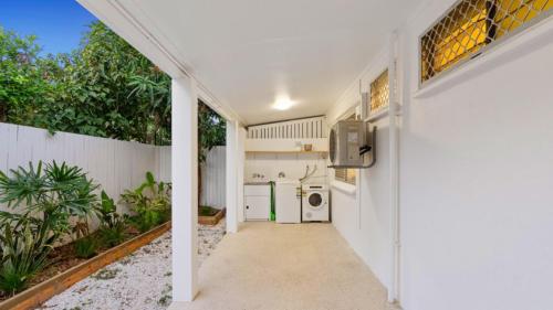Bright and Spacious Triplex Near Holloways Beach near The Australian Armour & Artillery Museum