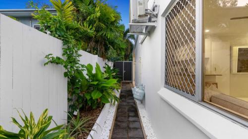 Bright and Spacious Triplex Near Holloways Beach near The Australian Armour & Artillery Museum