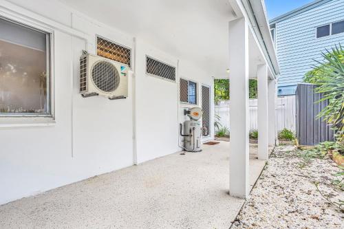 Bright and Spacious Triplex Near Holloways Beach near The Australian Armour & Artillery Museum