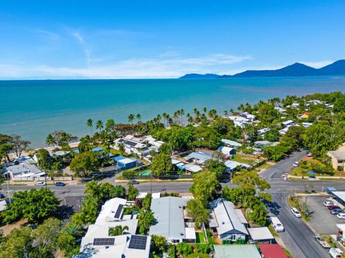 Bright and Spacious Triplex Near Holloways Beach near The Australian Armour & Artillery Museum