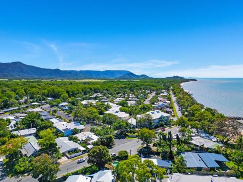 Bright and Spacious Triplex Near Holloways Beach near The Australian Armour & Artillery Museum