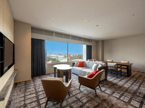 Suite with Two Twin Beds and Lounge Access